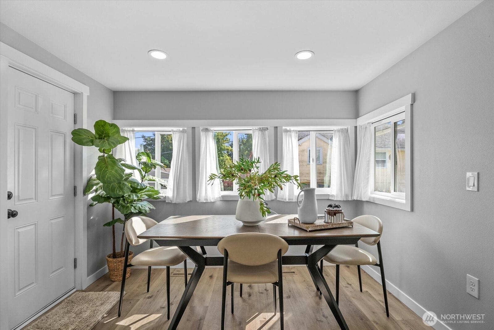 1020 S 43rd Street, Tacoma, WA 98418 A spacious Dining area is perfect for morning Breakfast and evening Dining.