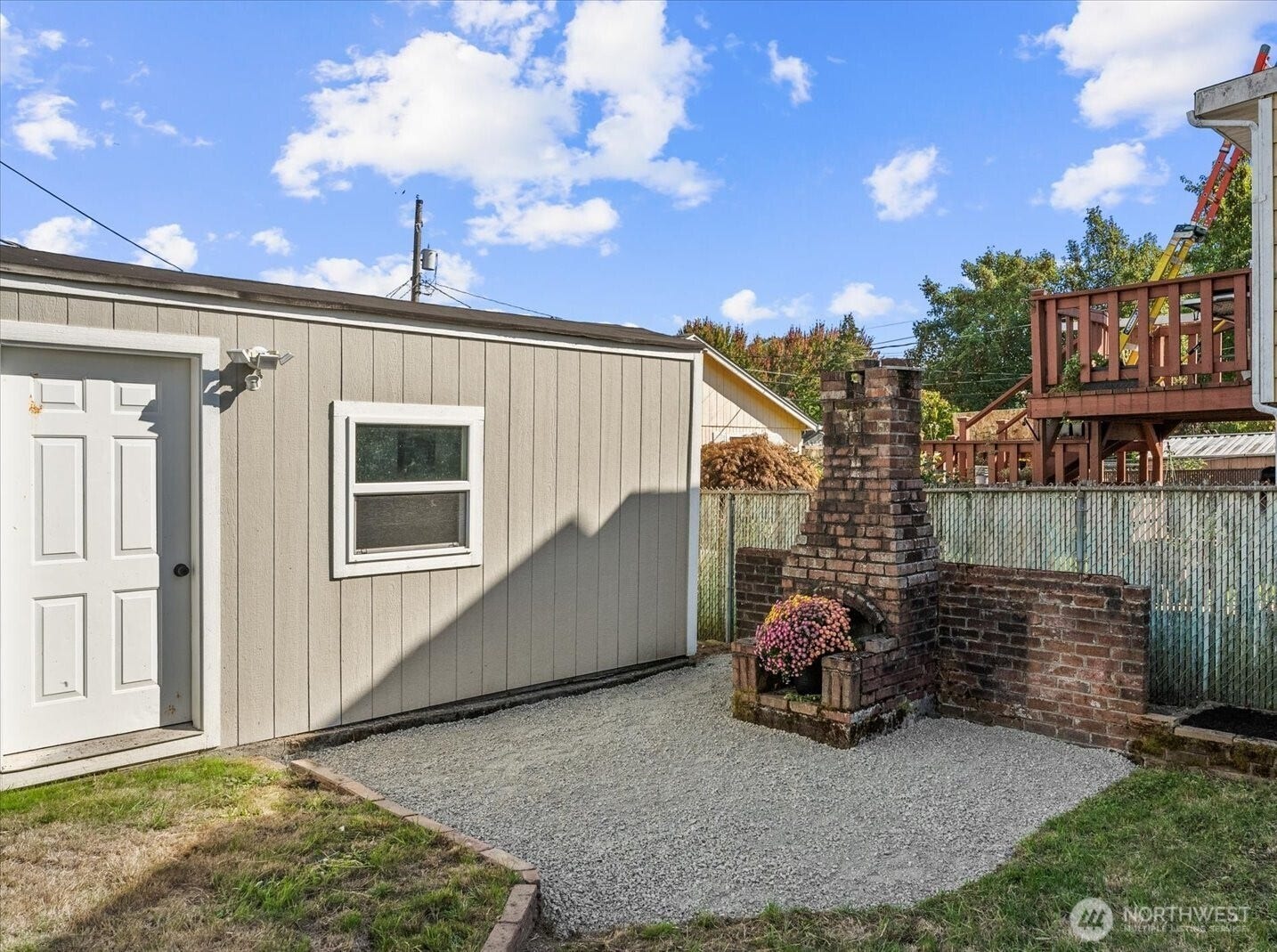 1020 S 43rd Street, Tacoma, WA 98418 The Fun Brick FP has been repurposes as a fun Flower Feature. The 1.5 Car Garage is complete with an automatic Garage door opener & offers space for a shop area, storage and/or Bike parking.