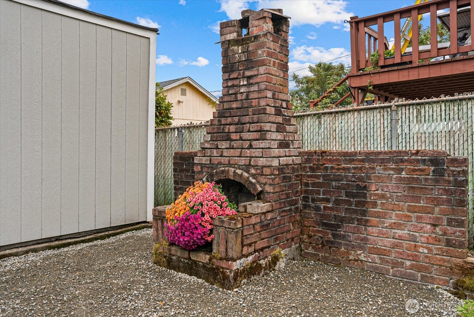 1020 S 43rd Street, Tacoma, WA 98418 Brick FP has been repurposes as a fun Flower Feature.
