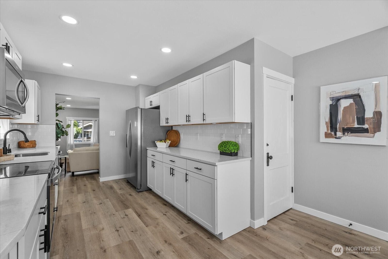 1020 S 43rd Street, Tacoma, WA 98418 Long Quartz Counters creates room for your baking and serving needs.