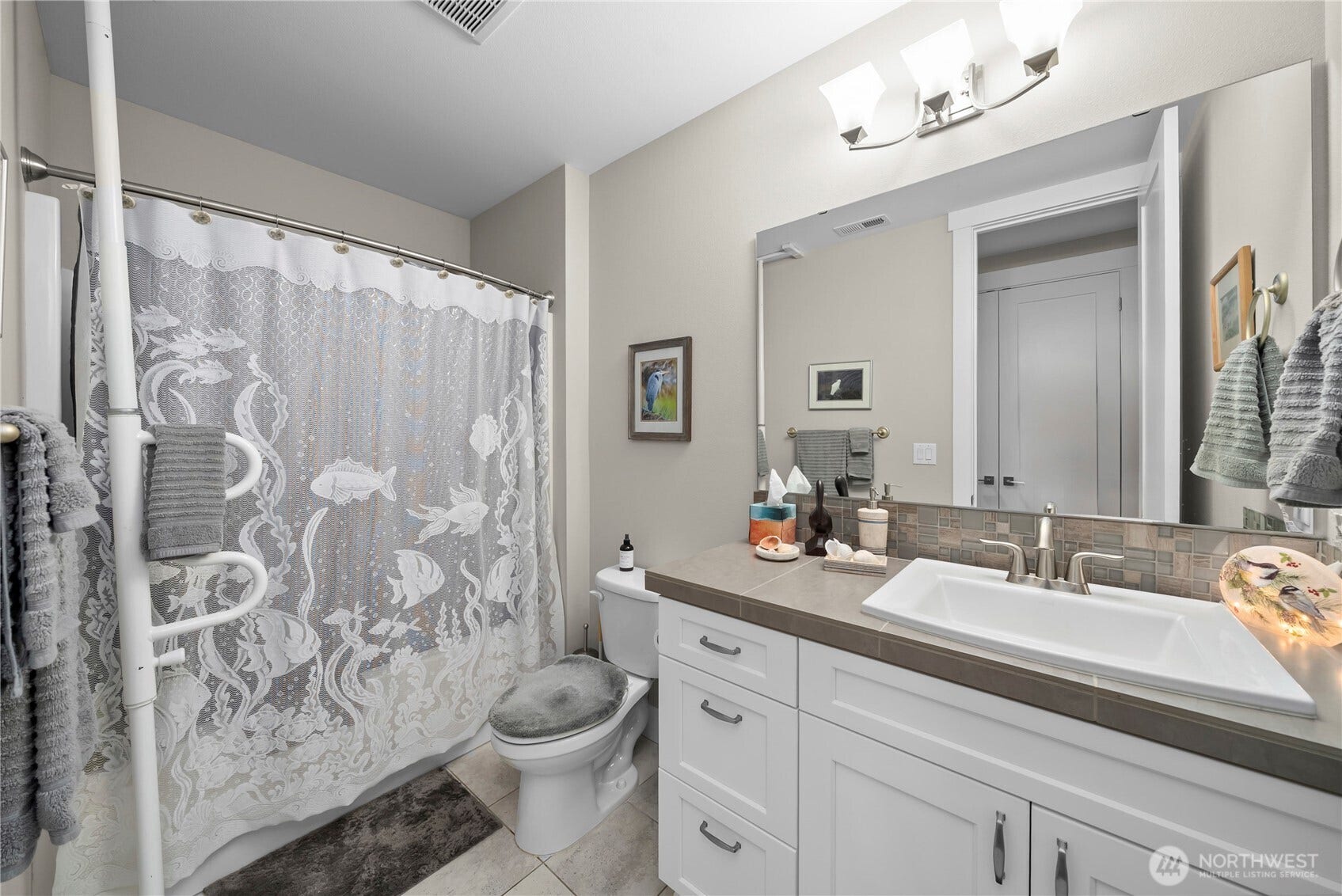 3413 Fox Court, Gig Harbor, WA 98335 Full bath conveniently located in the entry hall - close to the office/spare bedroom.