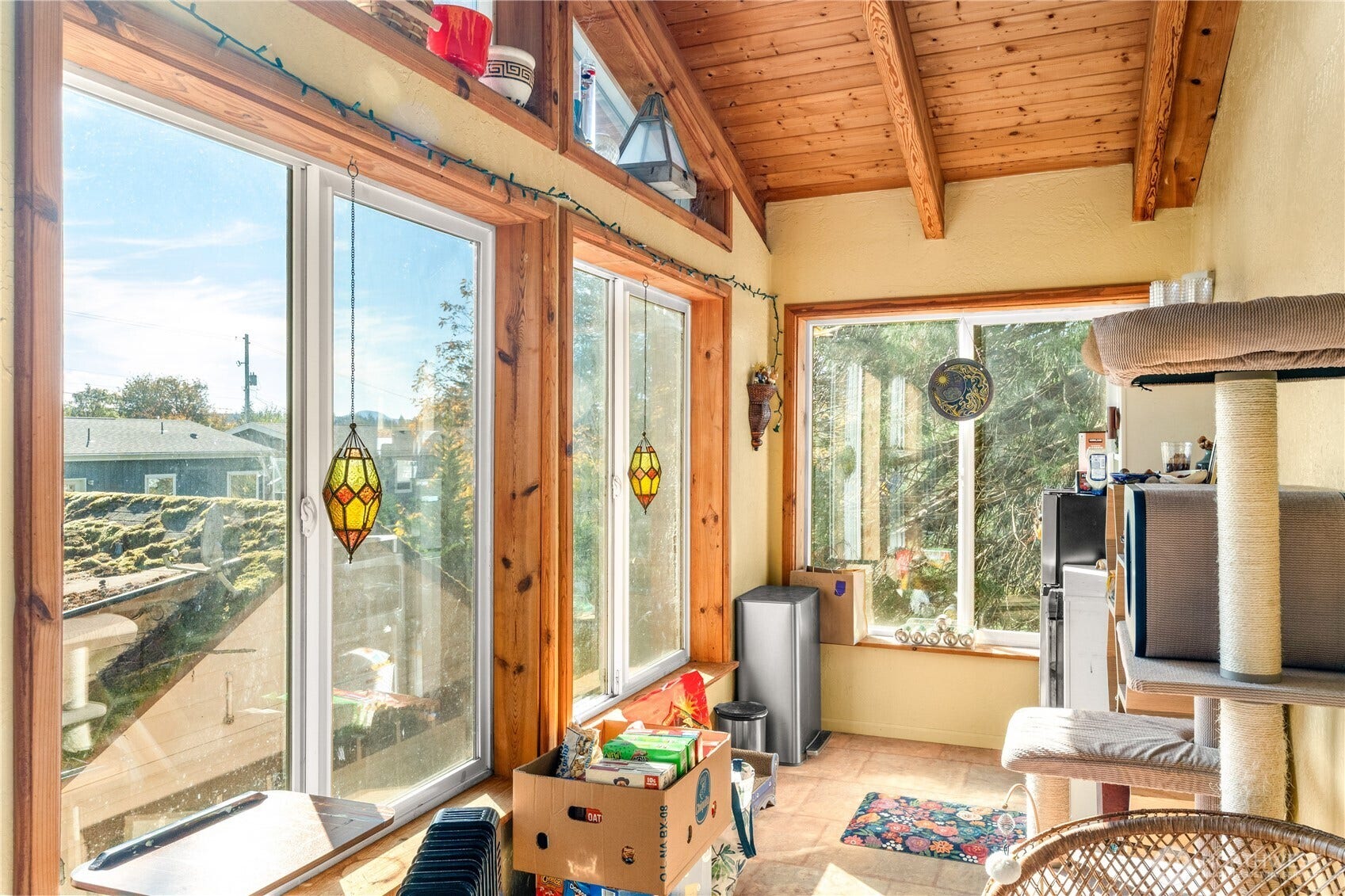 Sun room with vaulted ceiling off of primary bedroom