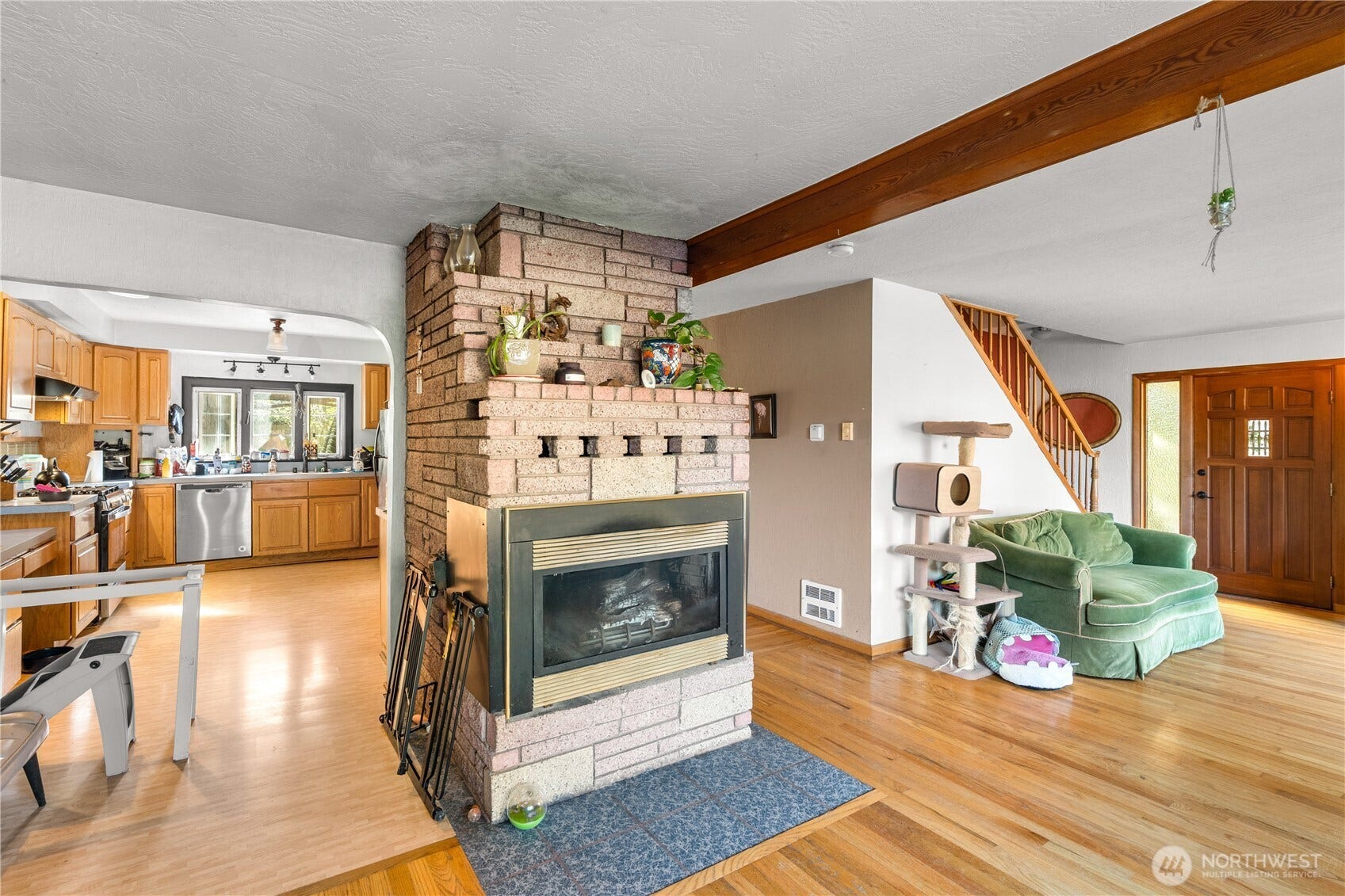 Propane fireplace heats the downstairs