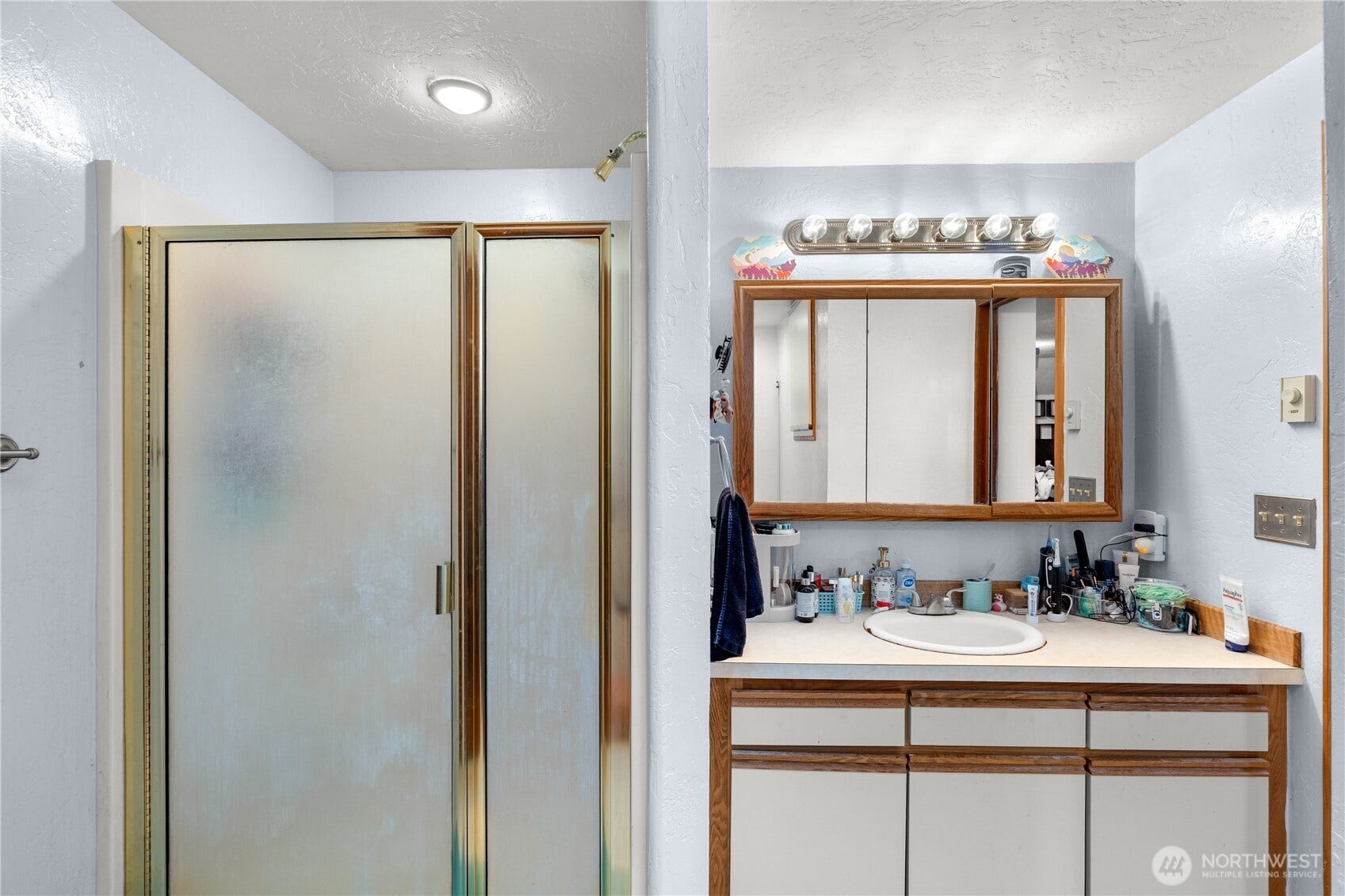 Shared jack & jill bathroom on upper level
