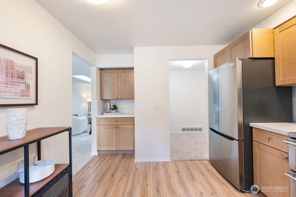 16817 NE 91st Street, Redmond, WA 98052 New vinyl plank flooring, a convenient coffee bar and additional storage