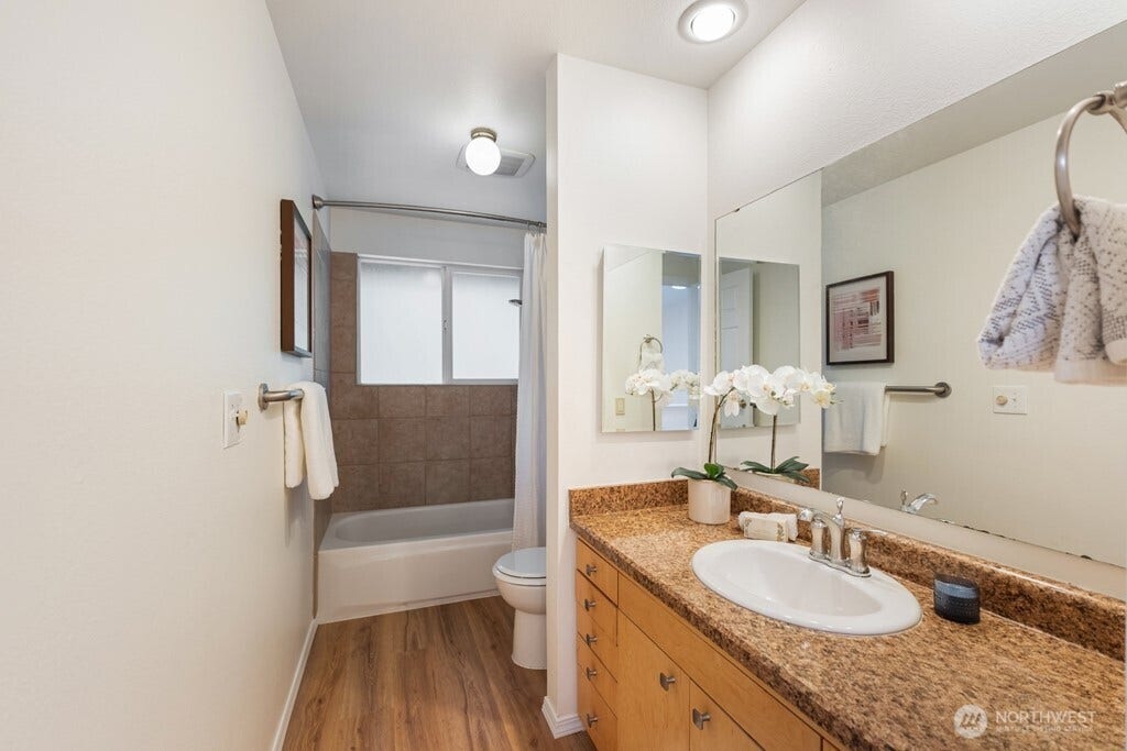 16817 NE 91st Street, Redmond, WA 98052 Well appointed bathroom on main level