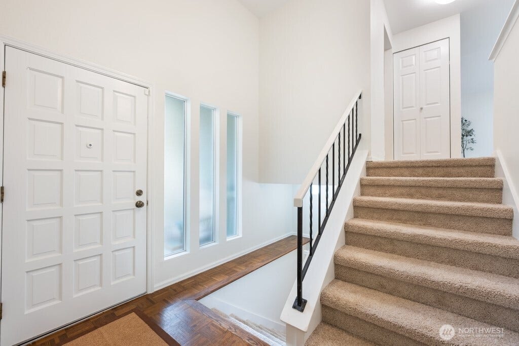 16817 NE 91st Street, Redmond, WA 98052 Light and bright inviting entry way