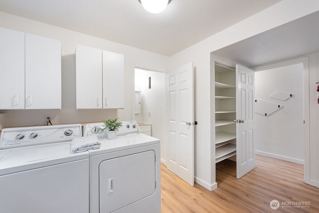 16817 NE 91st Street, Redmond, WA 98052 Washer and Dryer stays with home
