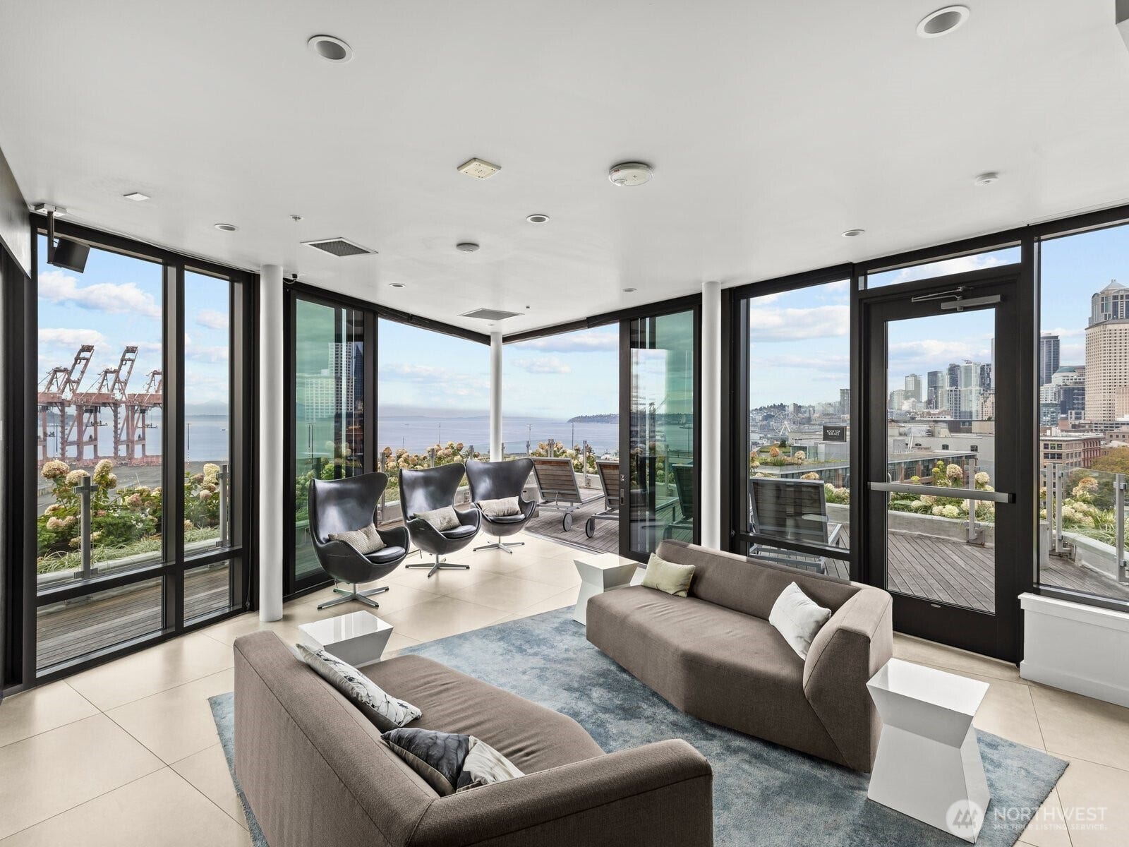 Open the doors for that fresh sea breeze, hang out on the loungers or cozy up on the couches.