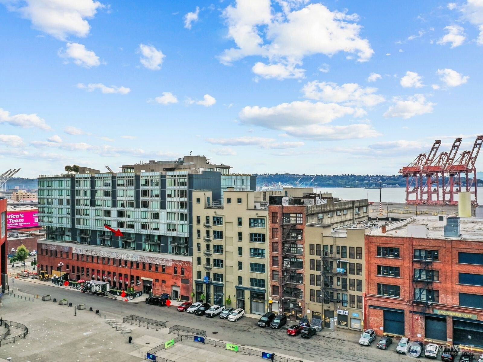 Walking distance to bars, restaurants, the waterfront, transportation and more, there's no need for a car.