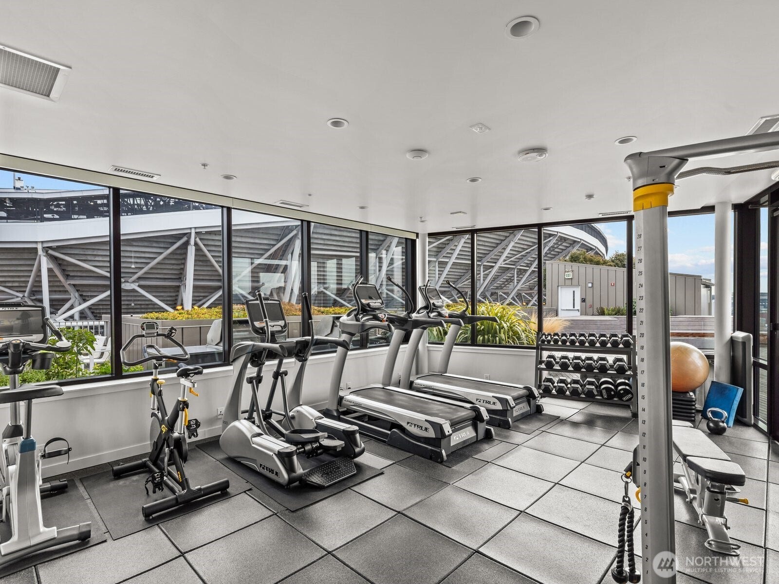 The well-equipped fitness room is light and bright.