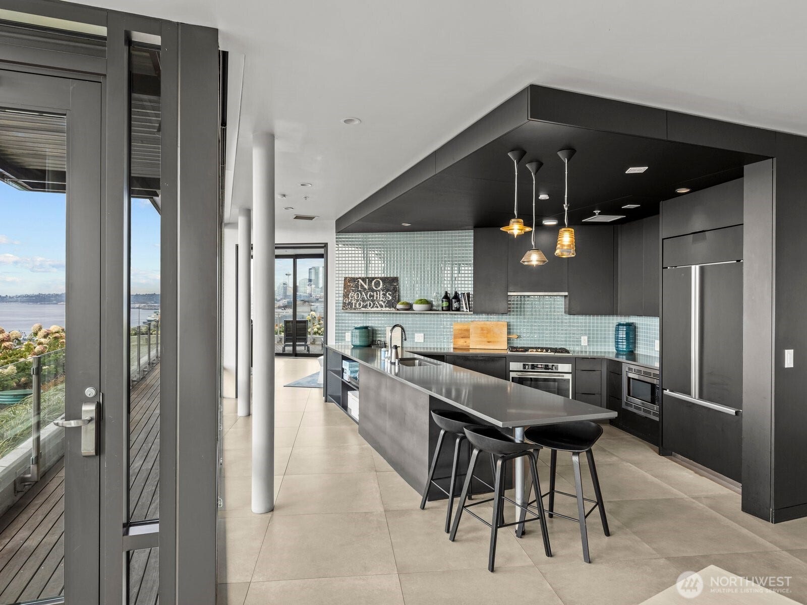 Like to entertain? This communal kitchen is a great place to get ready for having people over!