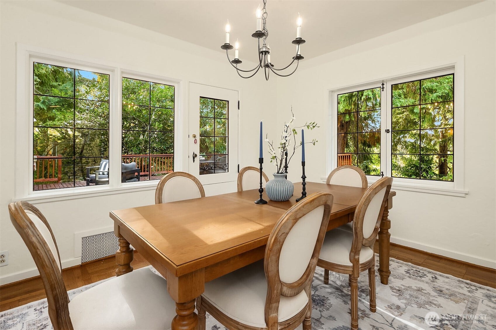 3938 NE Belvoir Place, Seattle, WA 98105 3938 NE Belvoir Place, Seattle, WA 98105