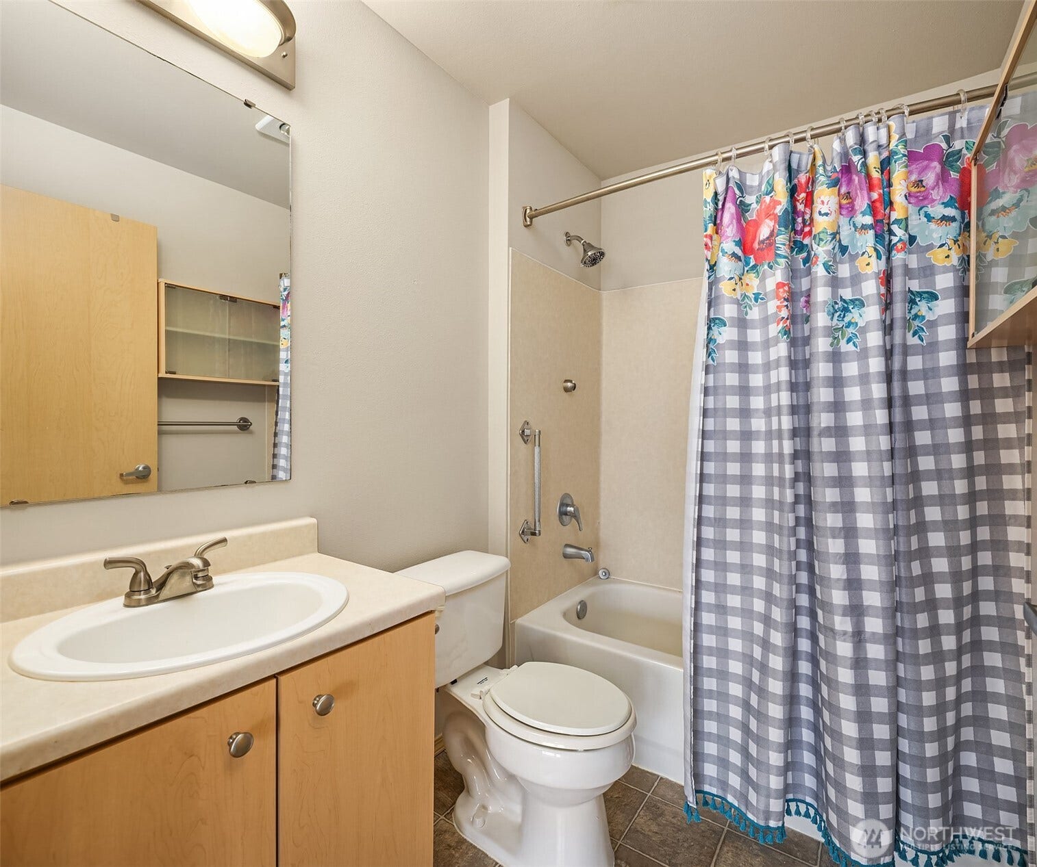 Primary ensuite full bathroom.