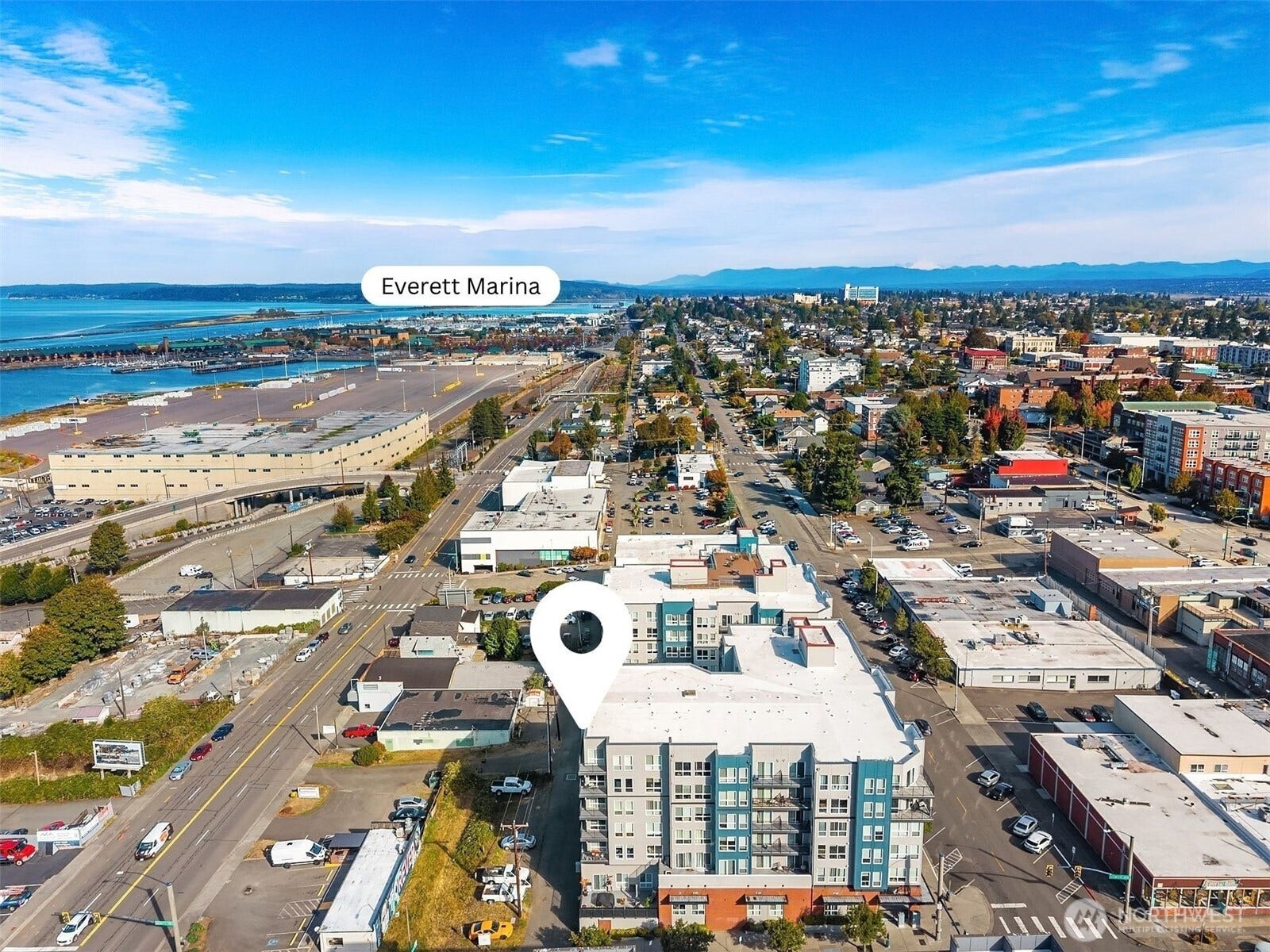 Enjoy downtown Everett living from this spacious 5th-floor corner unit at Nautica Soundview.Ideally located near Everetts waterfront, Grand Avenue Park, restaurants, shops, cafs and downtown entertainment, with convenient access to Providence, Naval Station Everett, Boeing, I-5 and transit.