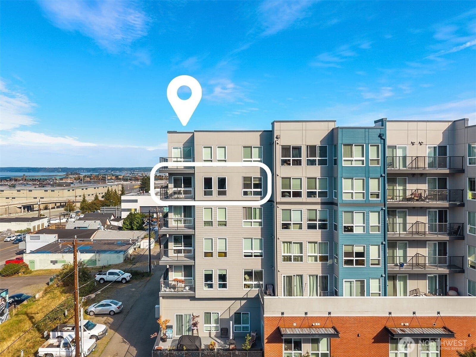 Enjoy downtown Everett living from this spacious 5th-floor corner unit at Nautica Soundview. Ideally located near Everetts waterfront, Grand Avenue Park, restaurants, shops, cafs and downtown entertainment, with convenient access to Providence, Naval Station Everett, Boeing, I-5 and transit.