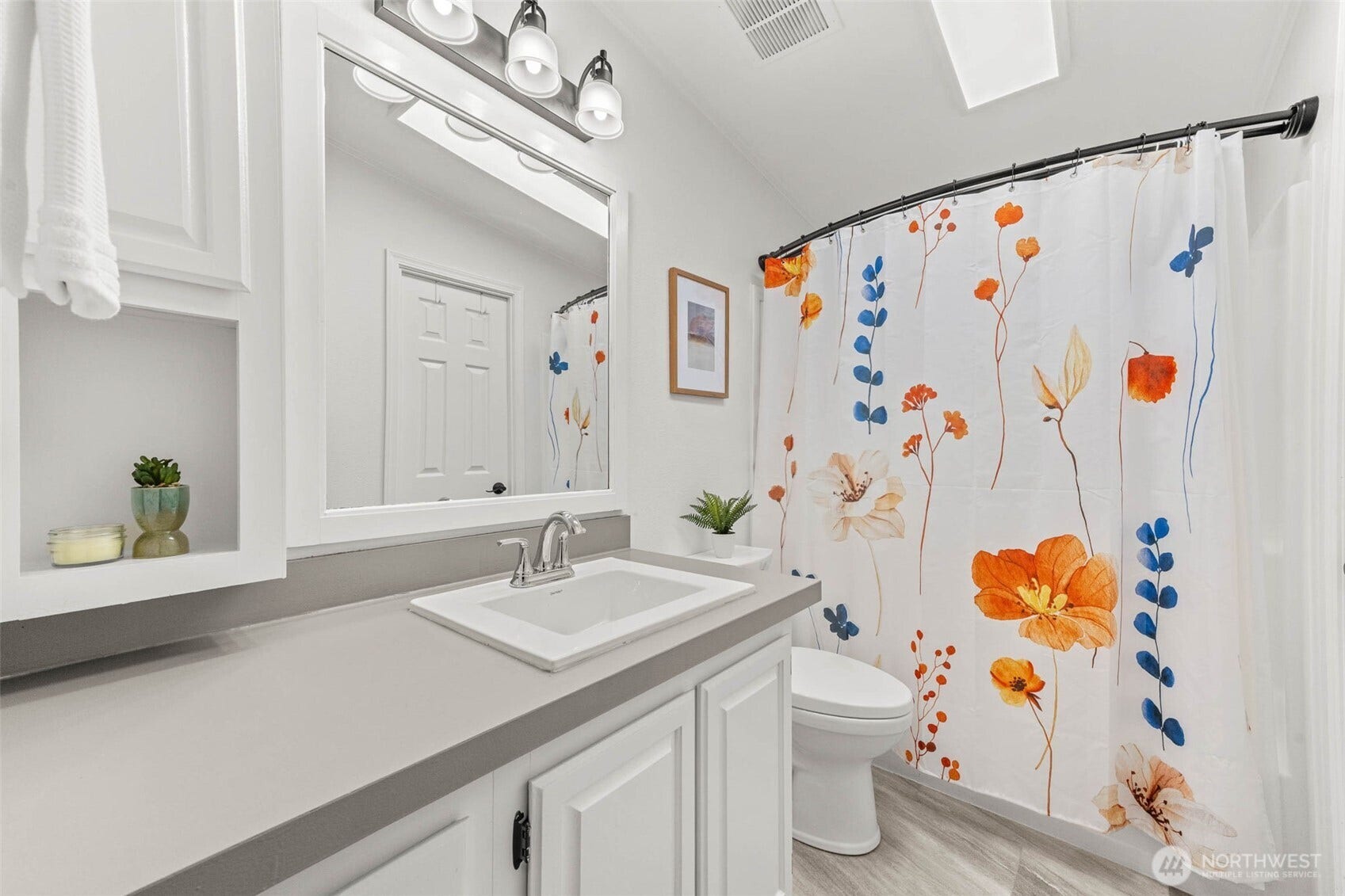 5081 E Gray Sea Eagle Lane SW, Tumwater, WA 98512 Main bathroom with tub and shower
