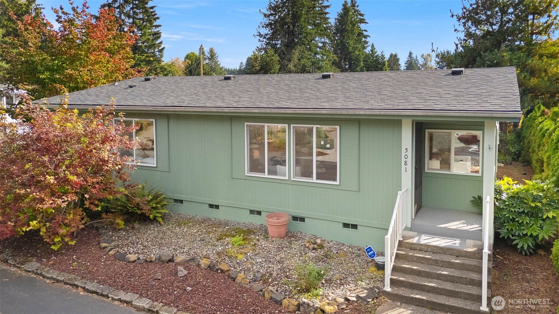 5081 E Gray Sea Eagle Lane SW, Tumwater, WA 98512 Front door entry way
