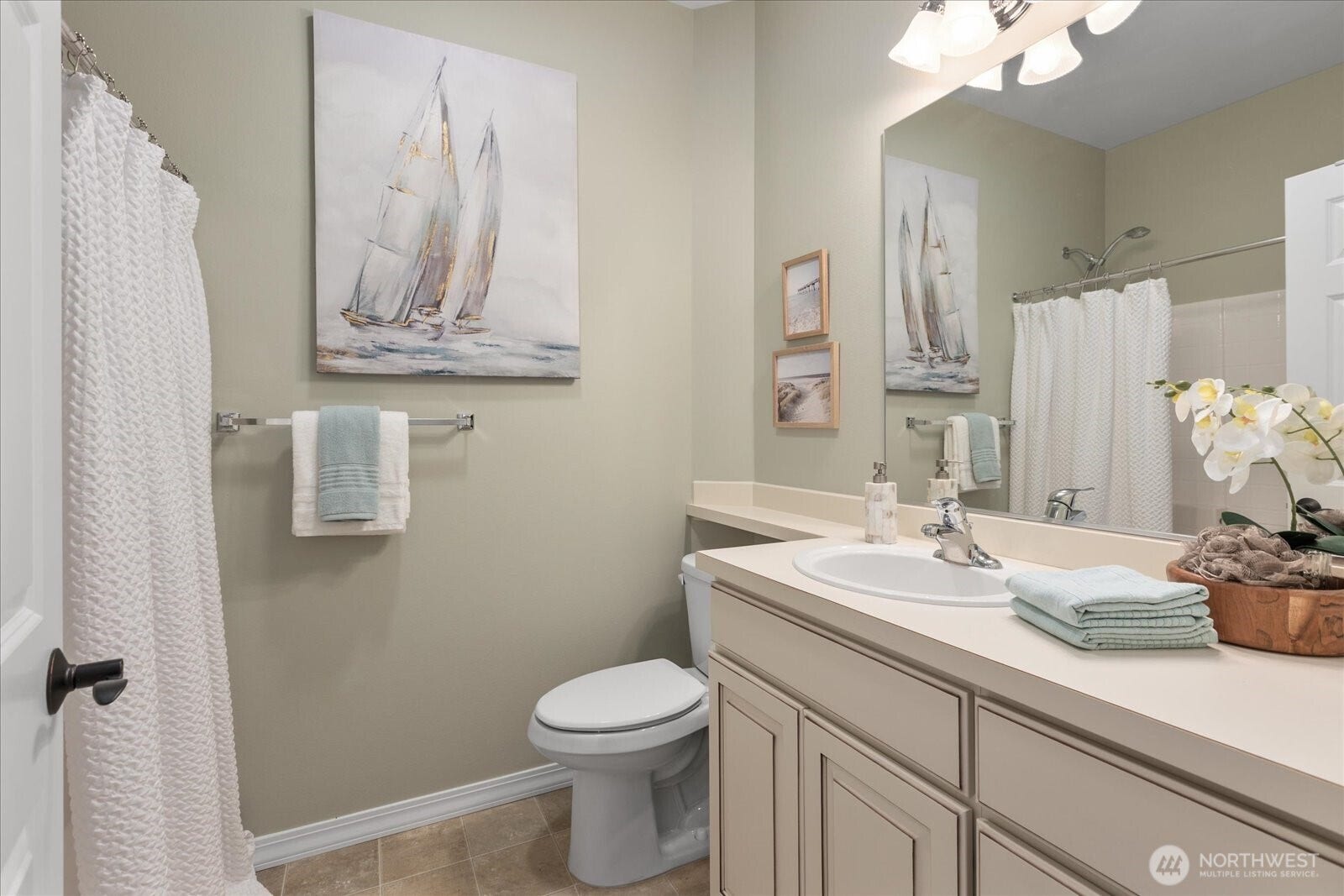 13233 239th Way NE, Redmond, WA 98053 The second bathroom located off the hallway.