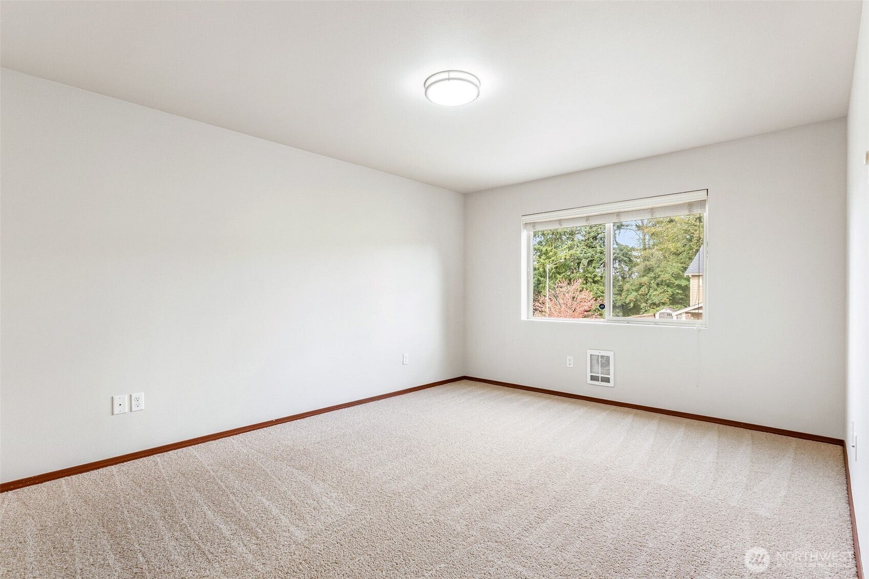 8209 42nd Place NE, Marysville, WA 98270 primary suite