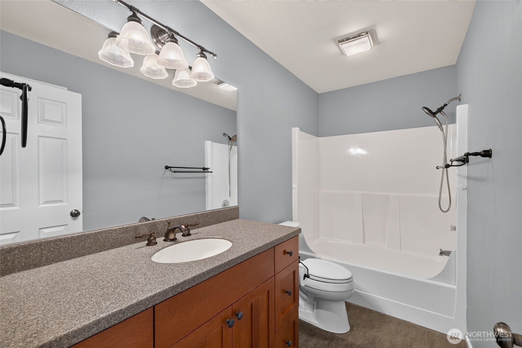 Upstairs full bath.