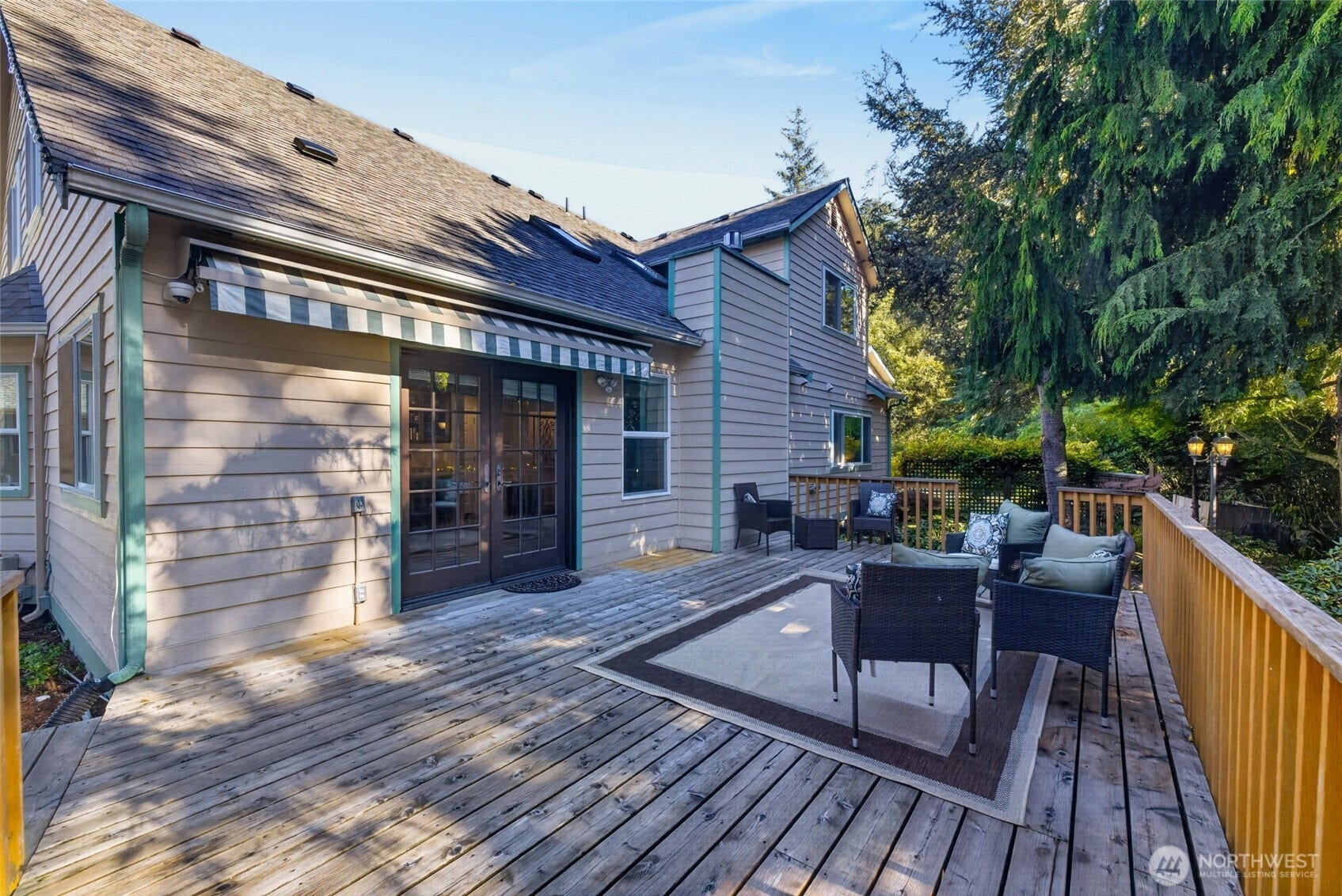 Large back deck with electric awning.
