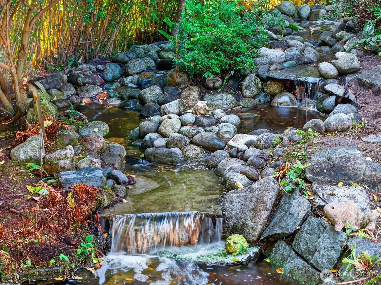 Can you hear the sound of gentle falling water?