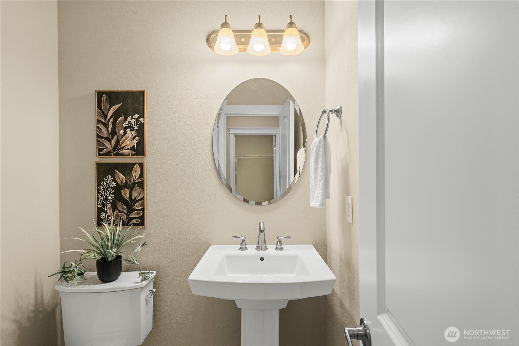 14721 Knoll Park Court E, Bonney Lake, WA 98391 Powder room.
