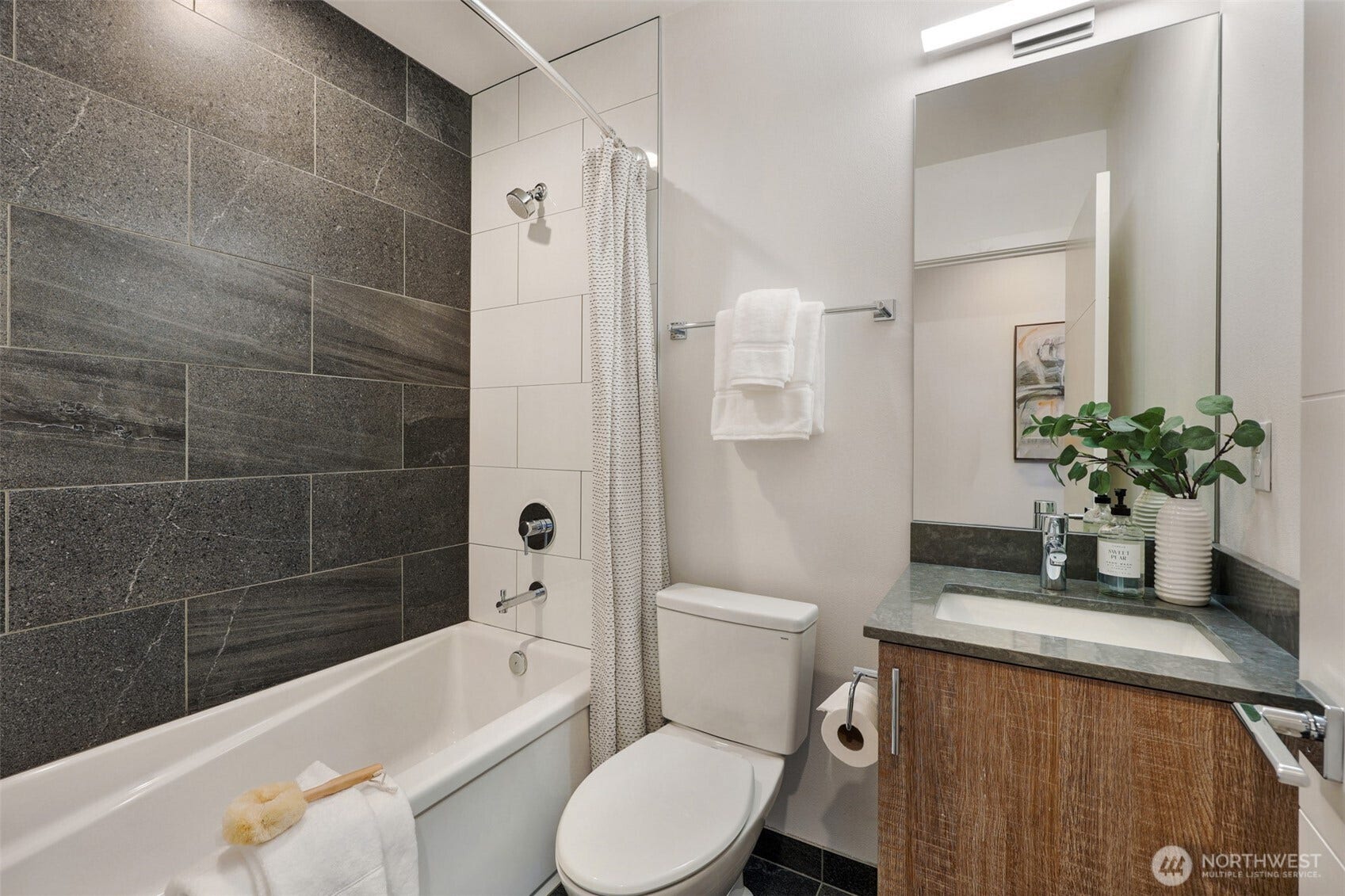6325 34th Avenue SW, #C, Seattle, WA 98126 En-suite bath