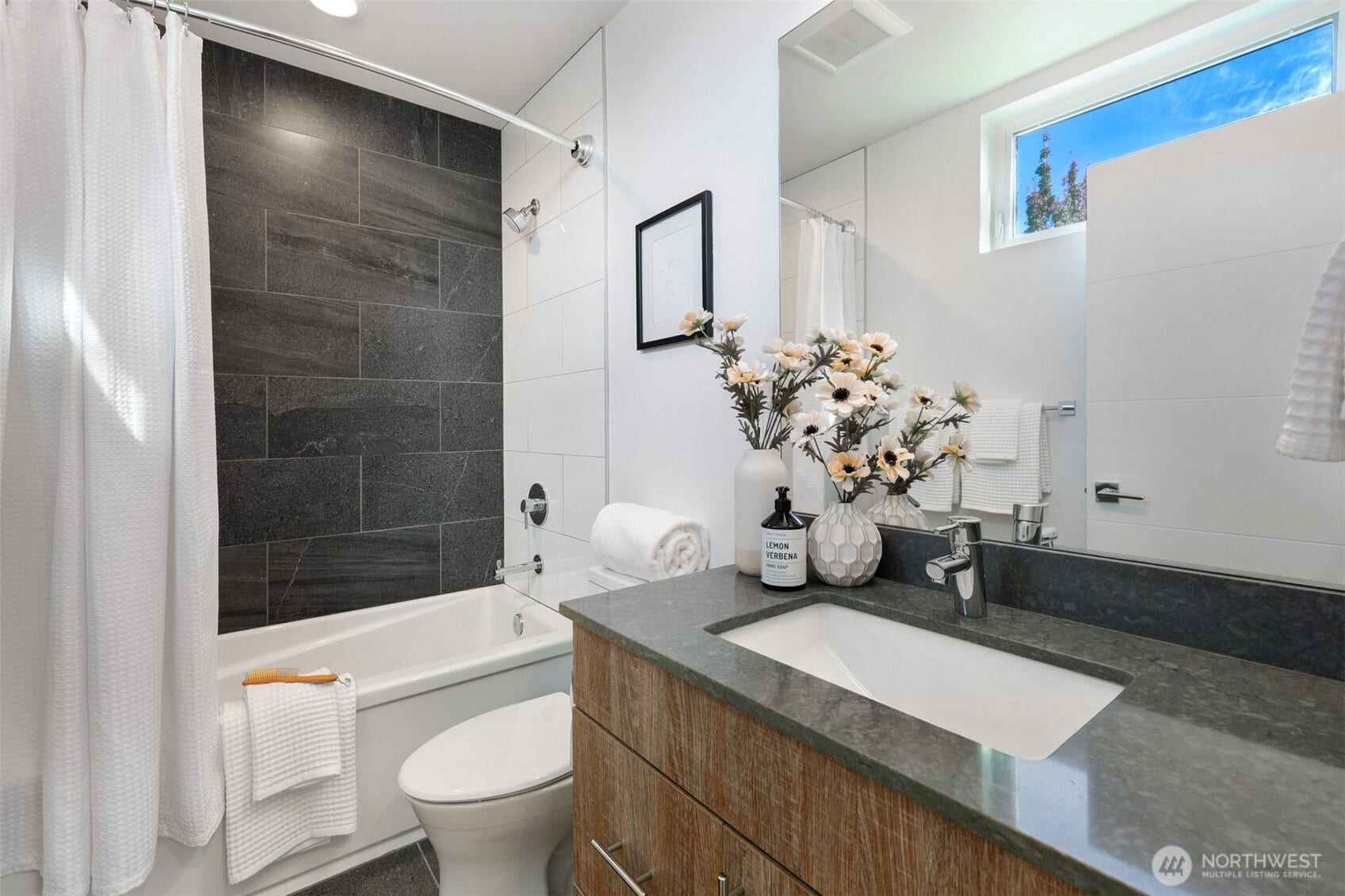 6325 34th Avenue SW, #C, Seattle, WA 98126 Main floor bath