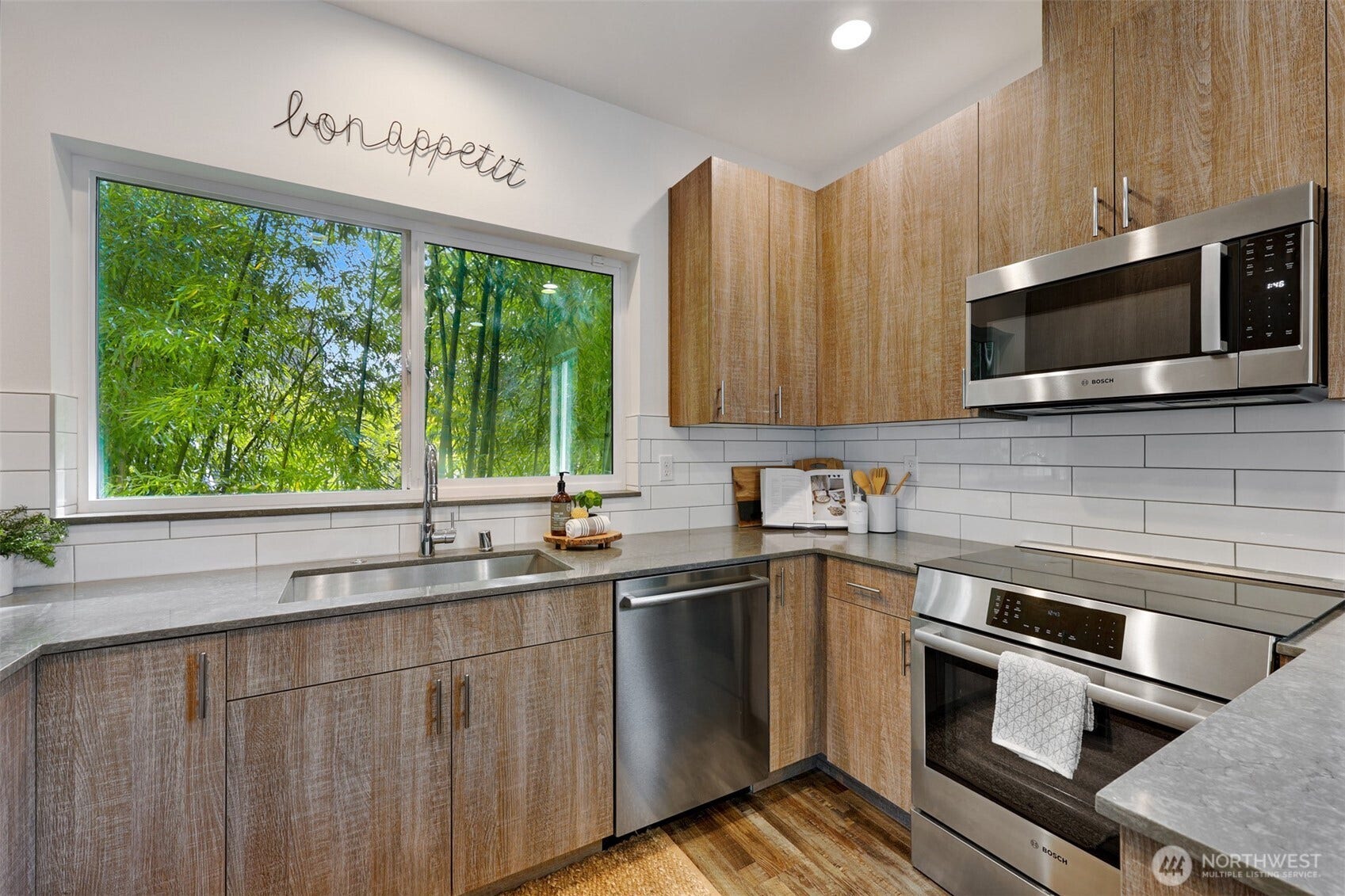 6325 34th Avenue SW, #C, Seattle, WA 98126 Stainless appliances & Quartz countertops