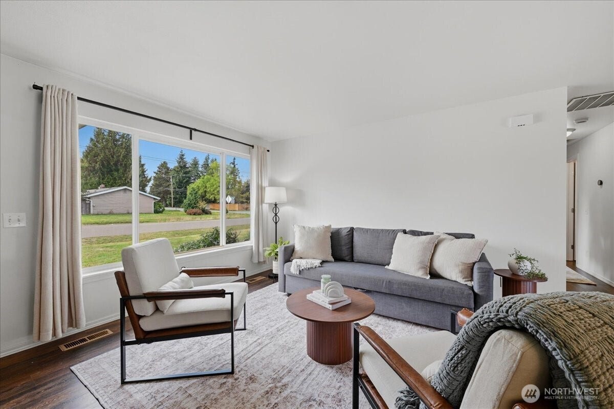 20807 3rd Avenue W, Lynnwood, WA 98036 Bright and inviting living room with an oversized picture window, abundant natural light and a comfortable layout