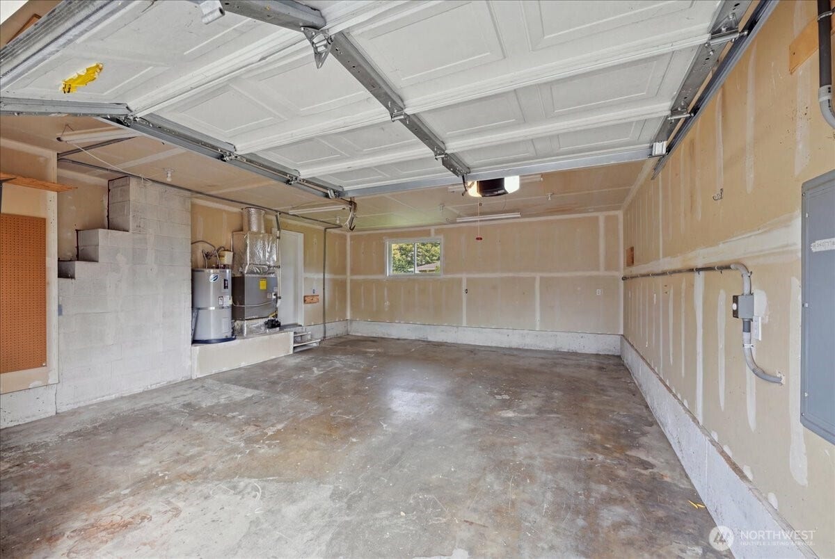 20807 3rd Avenue W, Lynnwood, WA 98036 Extra-large 550 sqft attached garage with single-car door and lots of additional room for storage, workshop, hobbies etc.
