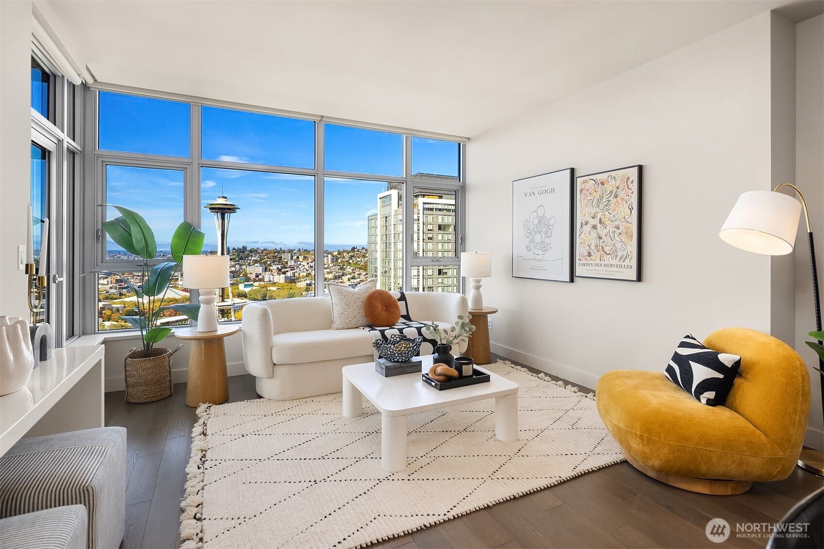 583 Battery Street, #3604N, Seattle, WA 98121 Exceptional view of the Space Needle from the bright Living Room