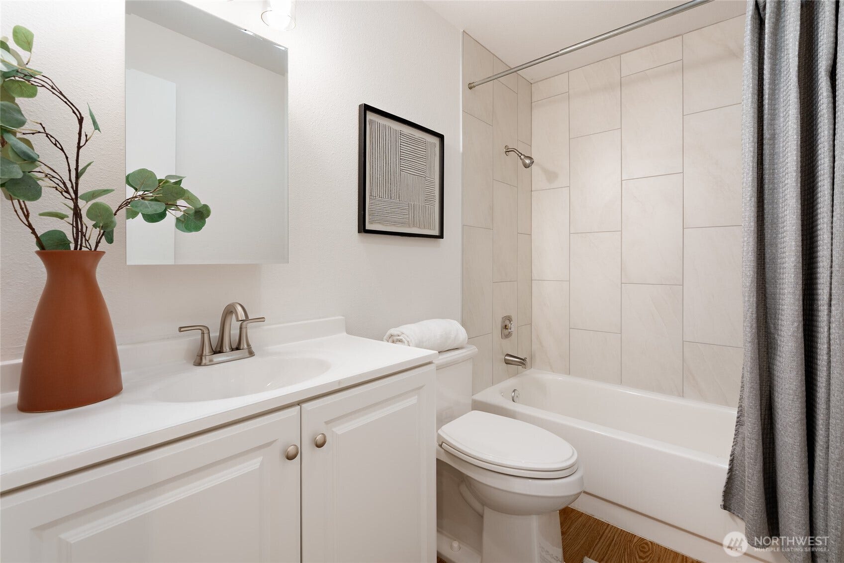 Fully updated full guest bathroom.
