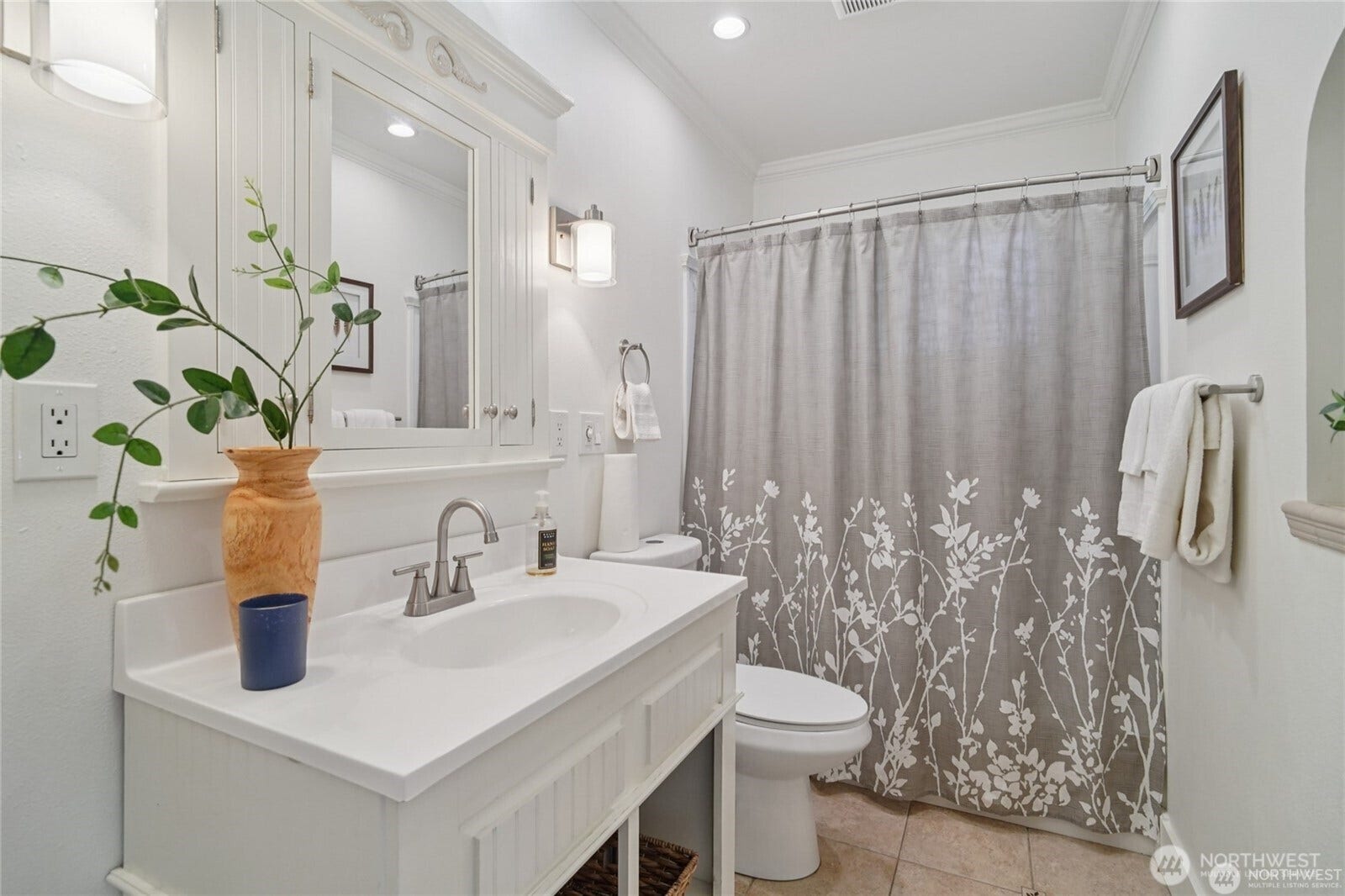 9315 121st Street SW, Lakewood, WA 98498 lovely full bathroom
