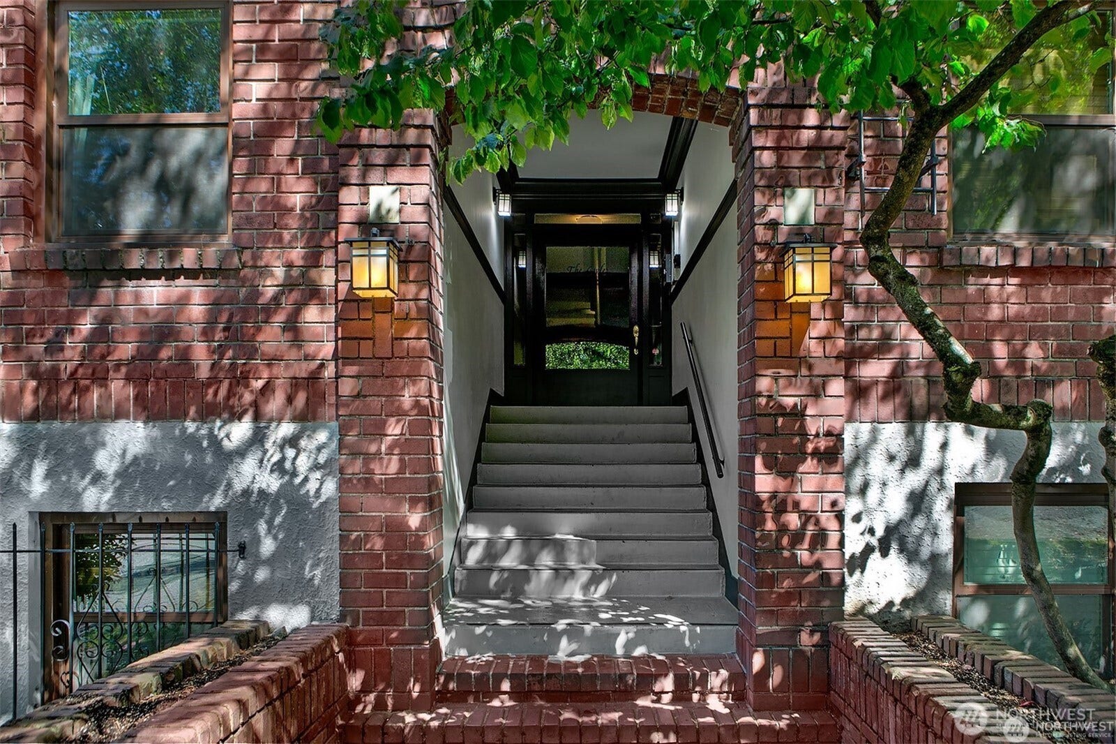 516 E Thomas Street, #102, Seattle, WA 98102 The Gayle Condominium, originally built in 1917, is a boutique condominium in a prime & walkable Capitol Hill location.