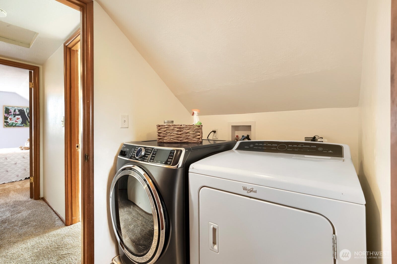 5013 N 33 Street, Tacoma, WA 98407 Uppstairs laundry makes living easy!