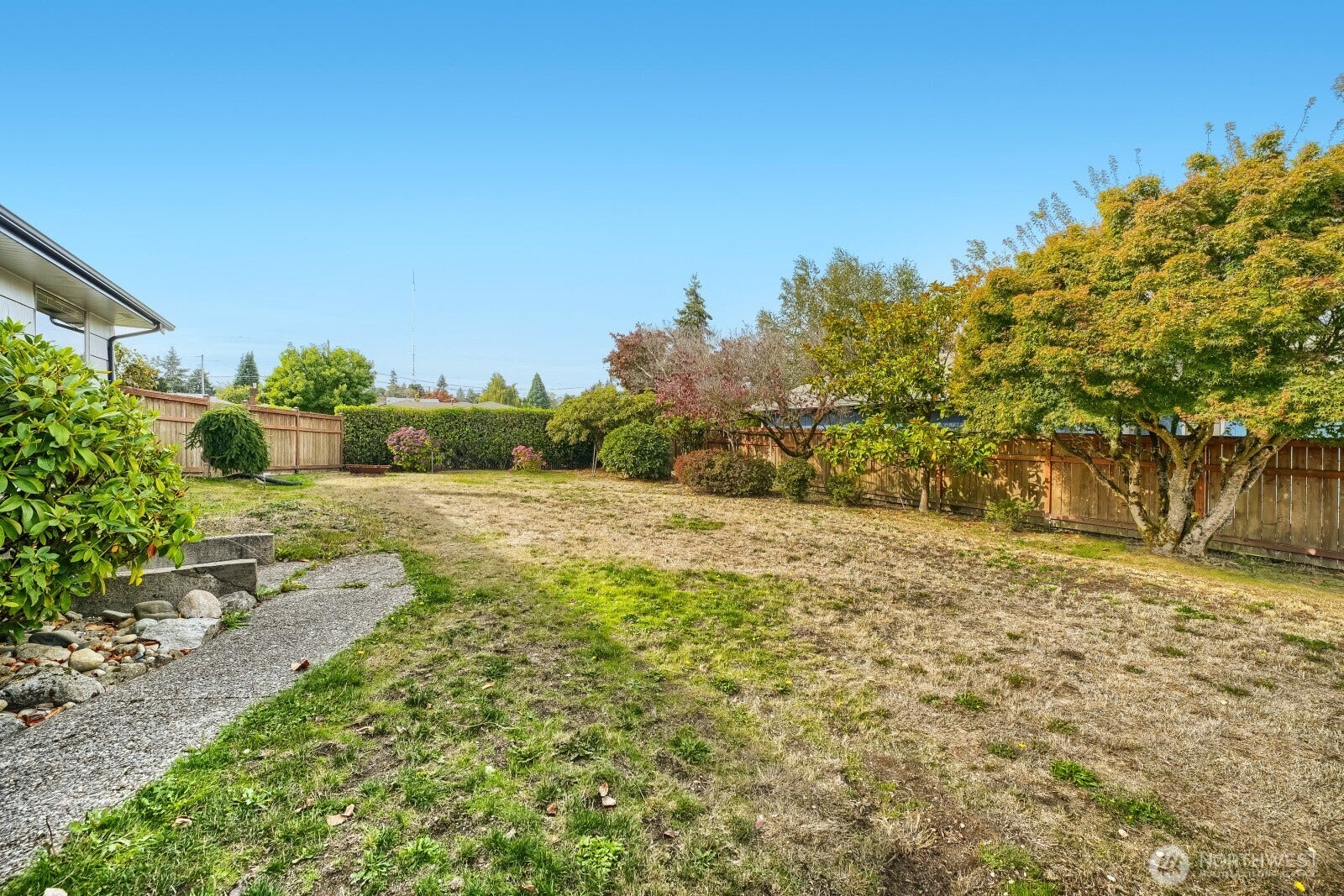 5013 N 33 Street, Tacoma, WA 98407 Looking west in the large sunny and private fully fence back yard