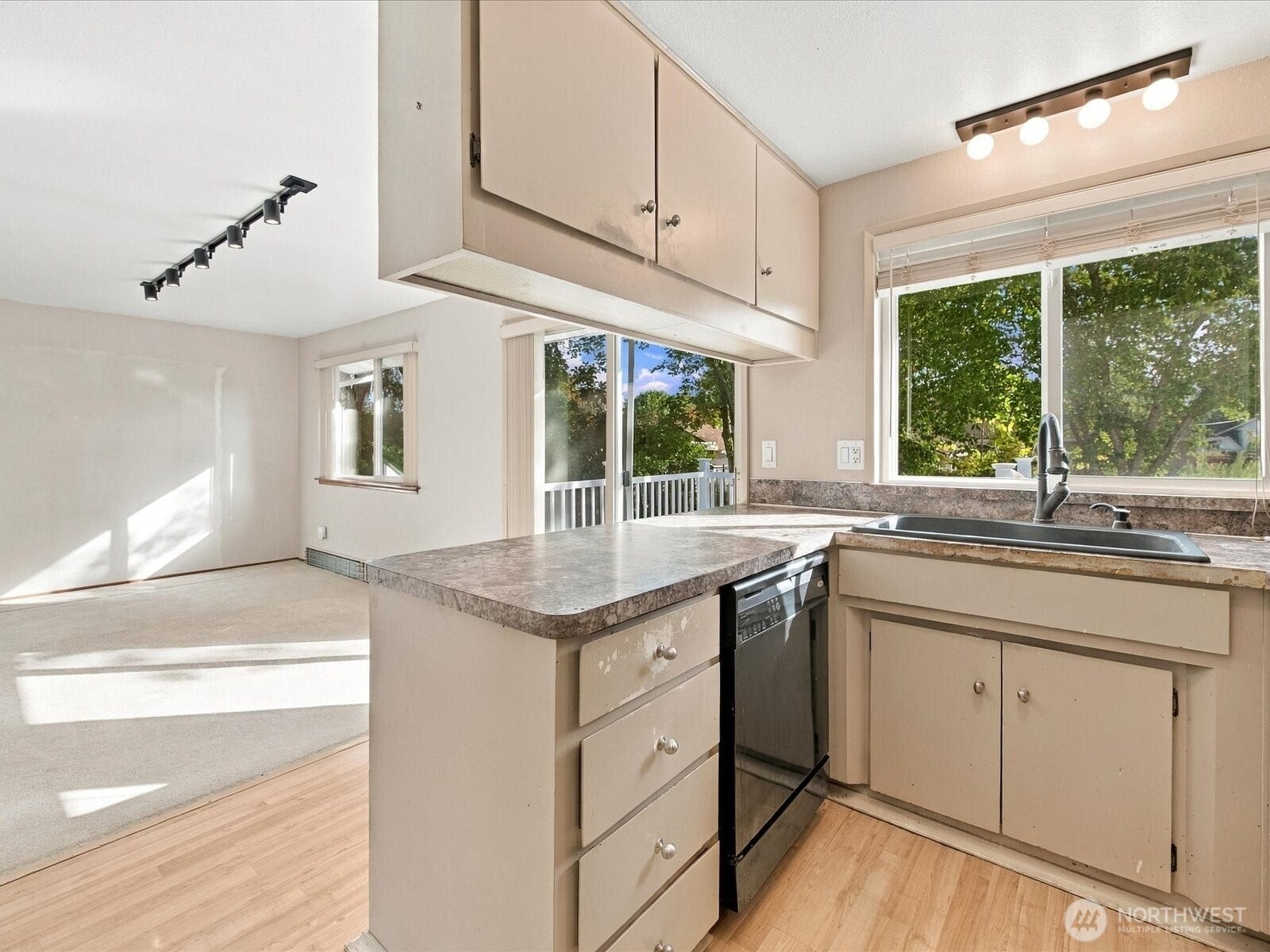 7637 Tacoma Avenue S, Tacoma, WA 98408 Breakfast bar gives you an option for quick meals