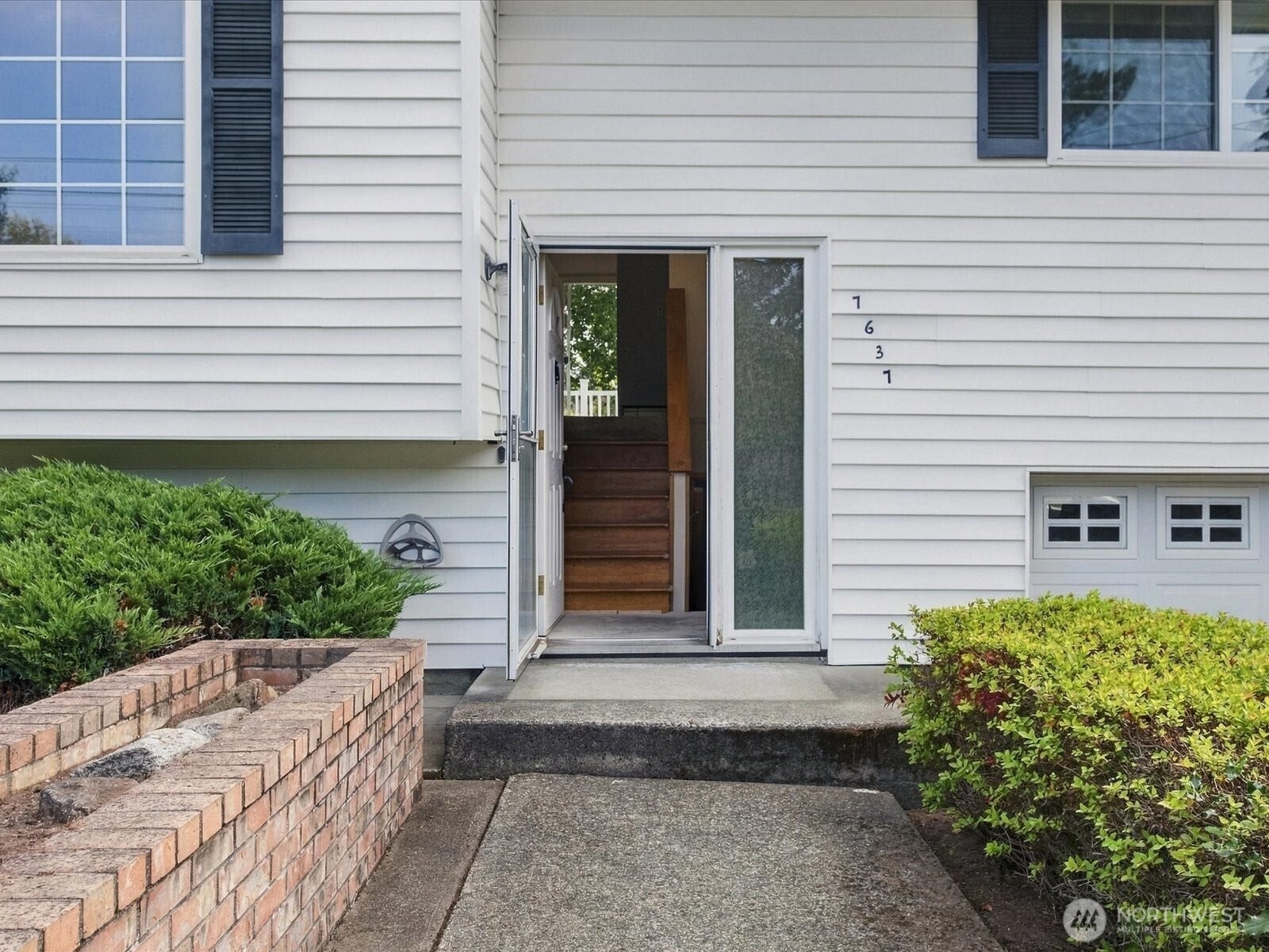 7637 Tacoma Avenue S, Tacoma, WA 98408 HW steps to the main level