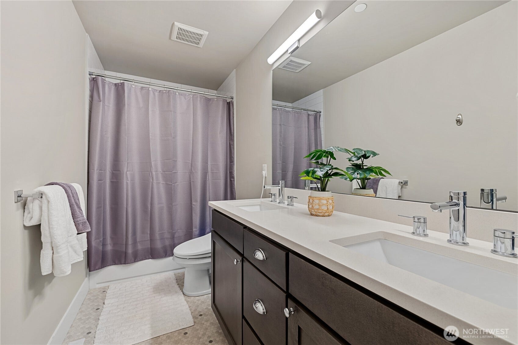 Upper level full bathroom
