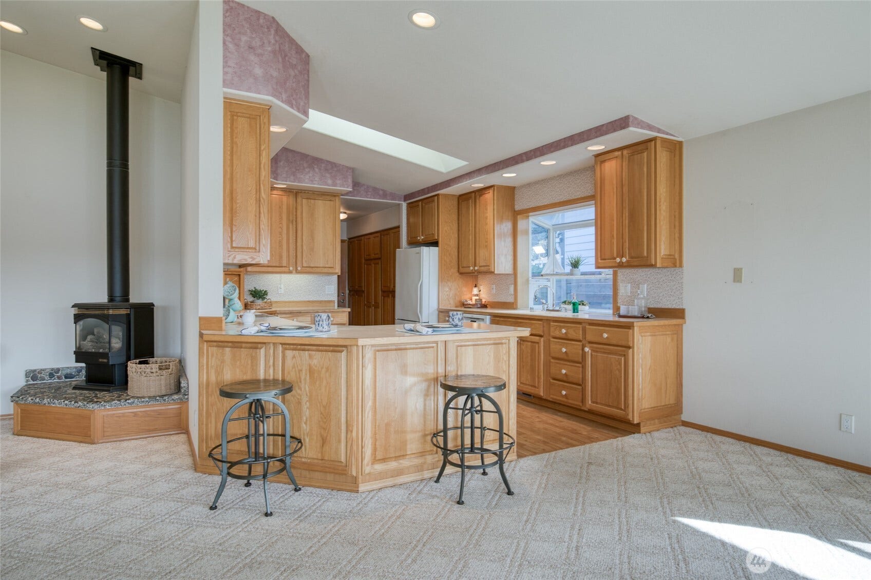 Breakfast bar seating for quick bites