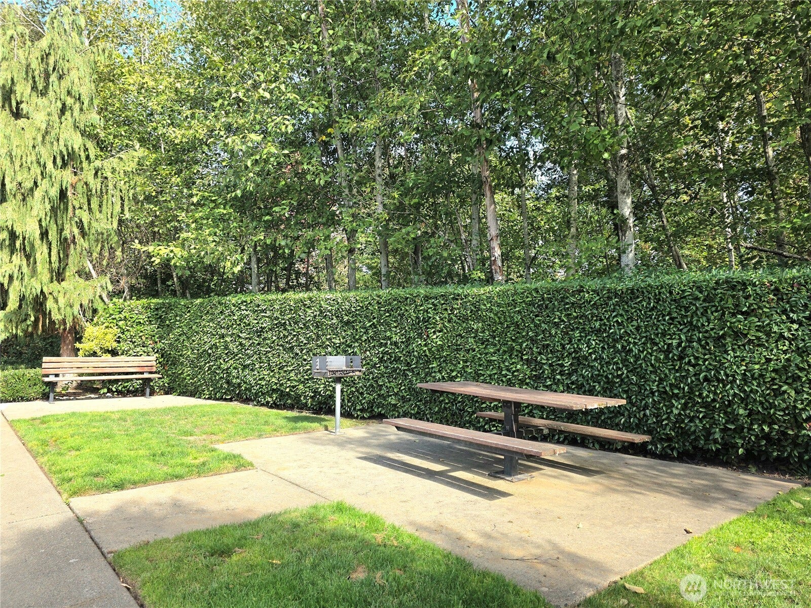 18866 108th Lane SE, Renton, WA 98055 Picnic area provides a welcoming outdoor setting.