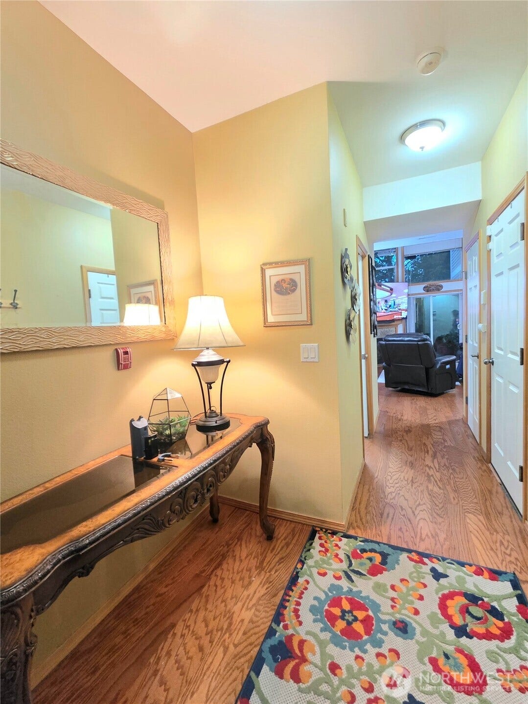 18866 108th Lane SE, Renton, WA 98055 Main entry/foyer. The welcoming entry opens to the spacious main living area.