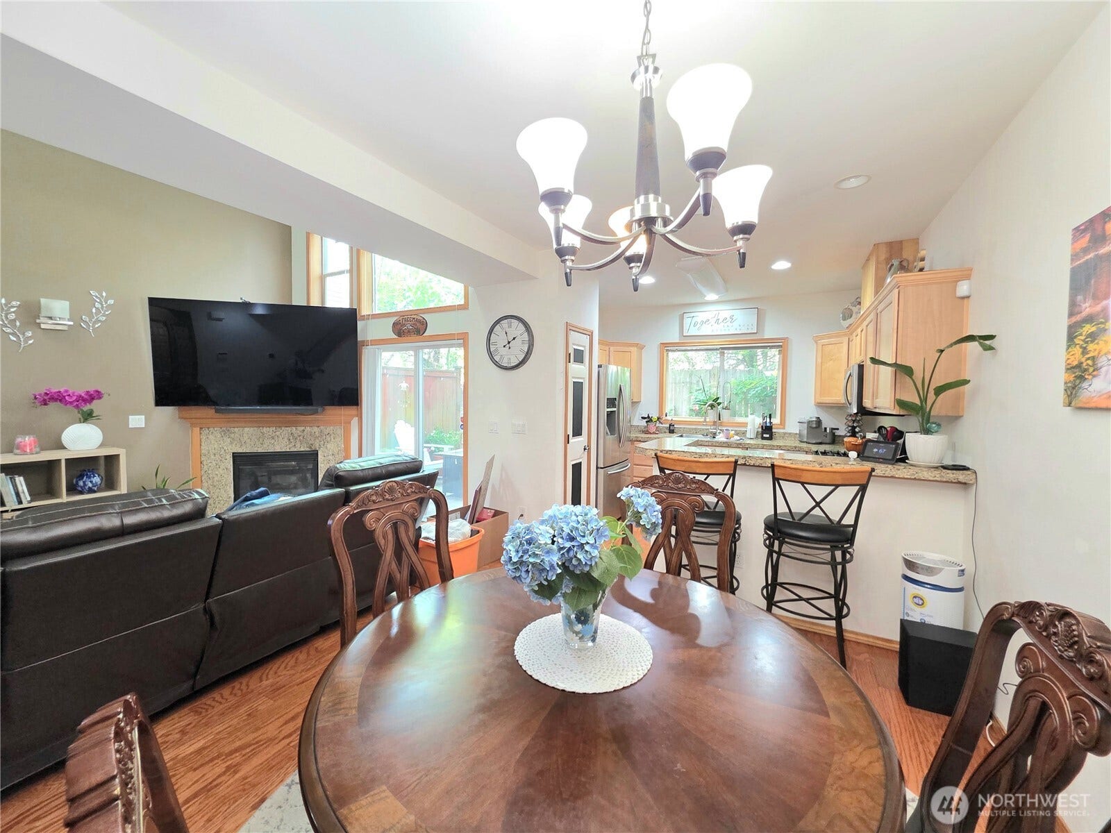18866 108th Lane SE, Renton, WA 98055 Main floor - dining area positioned conveniently beside the kitchen.
