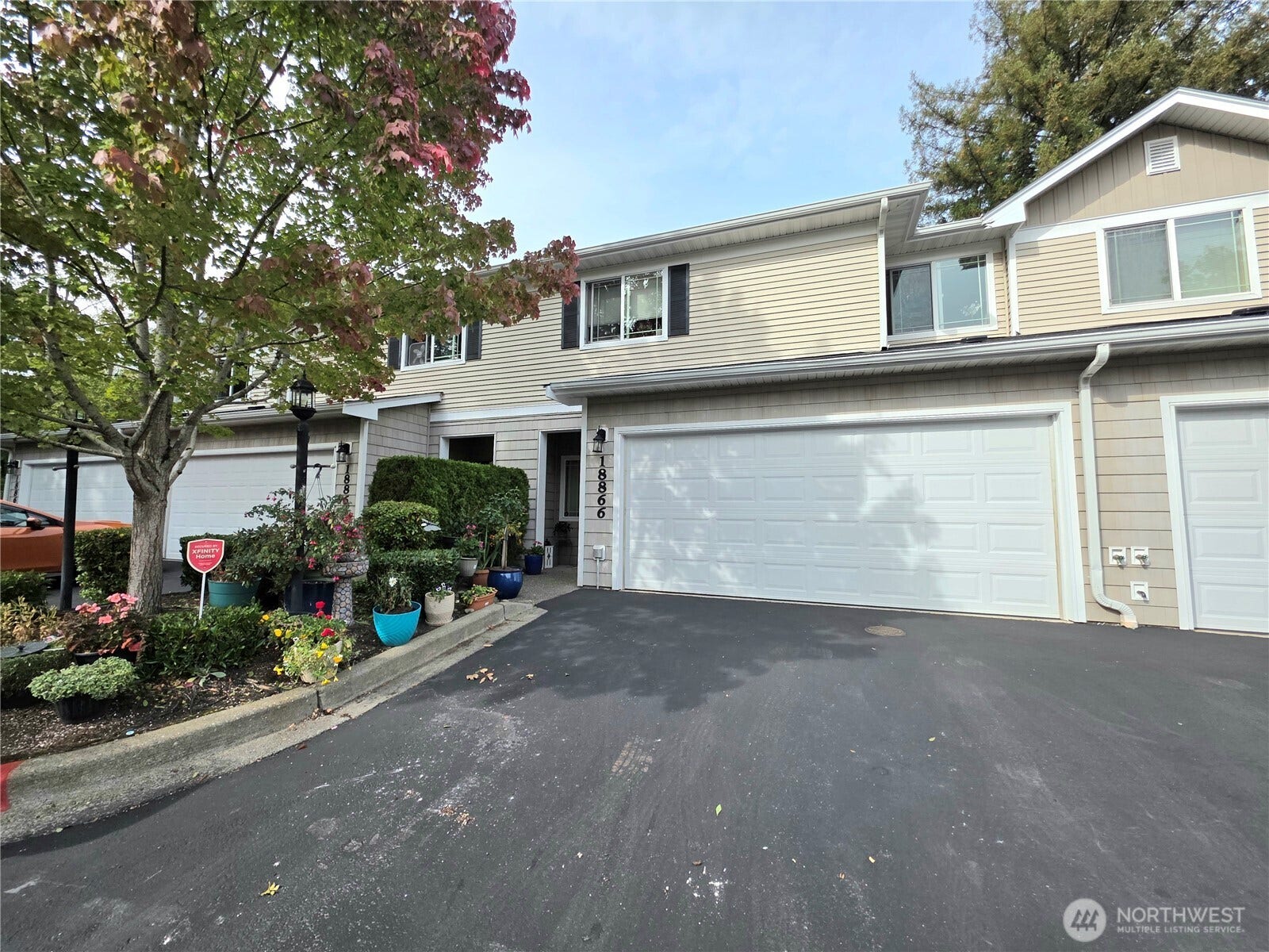 18866 108th Lane SE, Renton, WA 98055 Welcome to 18866 108th Lane SE. Well-maintained townhouse in a secured gated community.