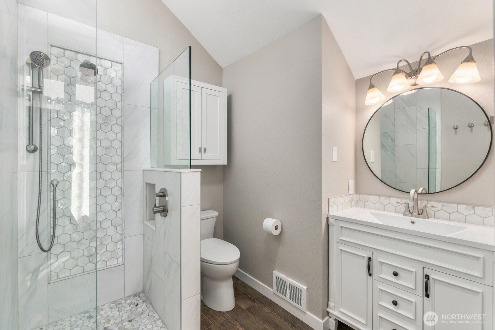 Boat House Main Bathroom