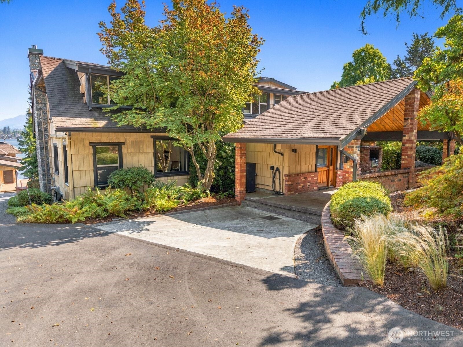 Circular Driveway with Beautiful Vaulted Entryway