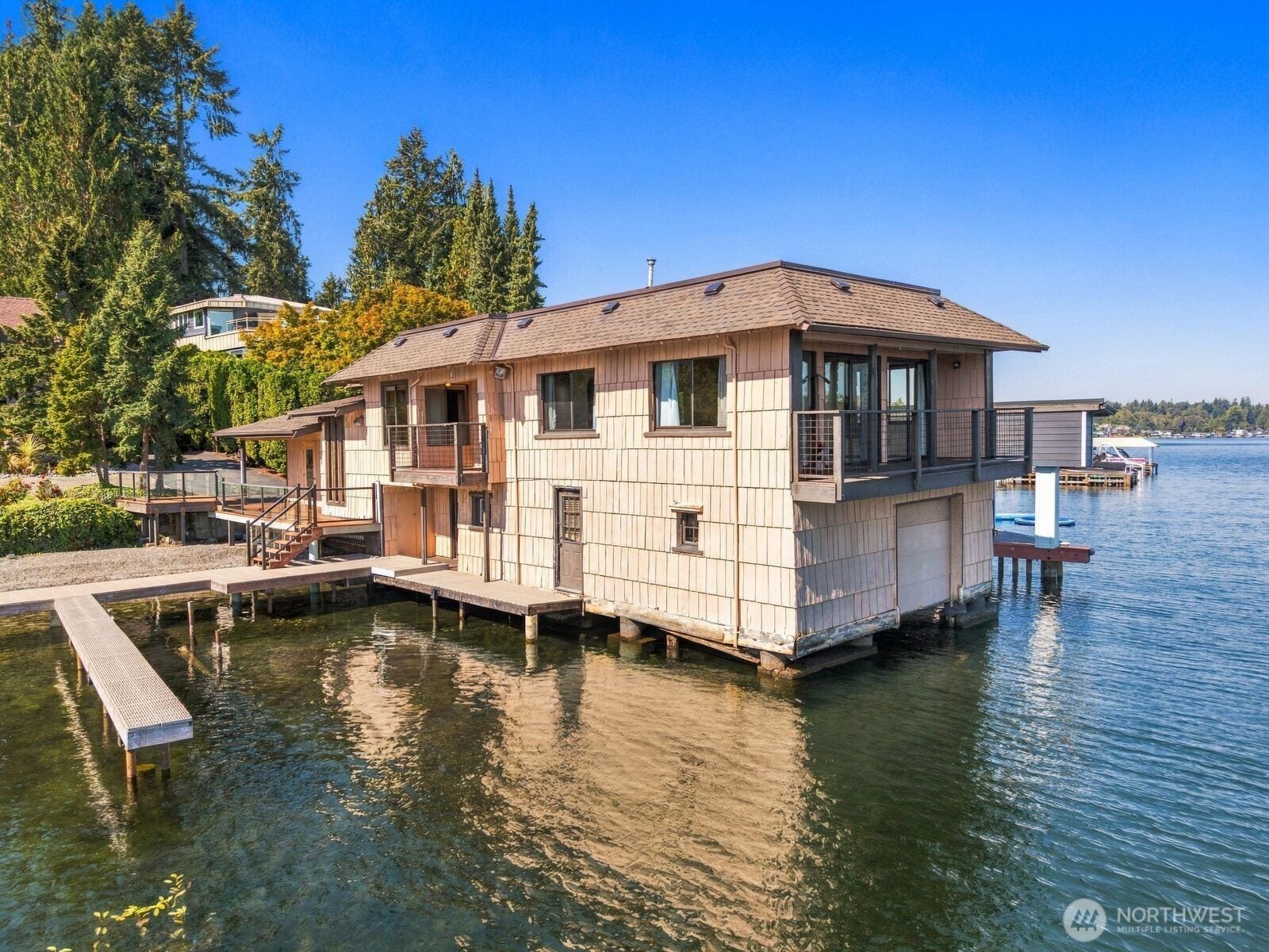 Boat House has it's own Dock extension. 2 Bedrooms, 2 Bathrooms and Air Conditioning